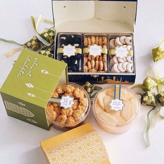 Paket snack premium dalam kotak dan wadah transparan, cocok untuk hadiah atau lebaran.