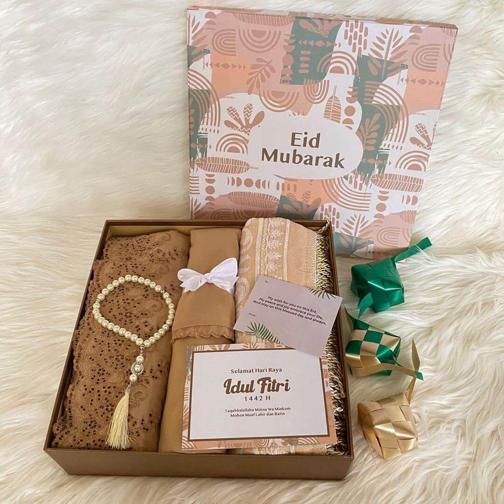 Paket hadiah Idul Fitri dengan motif batik dan aksesori elegan.