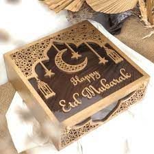 Permen raya berbentuk kotak dengan huruf emas 'Happy Eid Mubarak' dan motif tradisional.