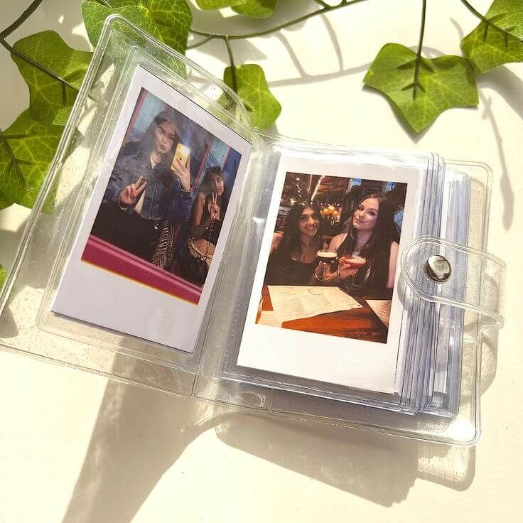 Album foto polaroid transparan dengan foto teman-teman di dalamnya.