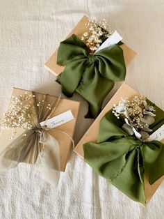 Paket hadiah elegan dengan bunga bayi dan pita hijau, ideal untuk acara spesial.