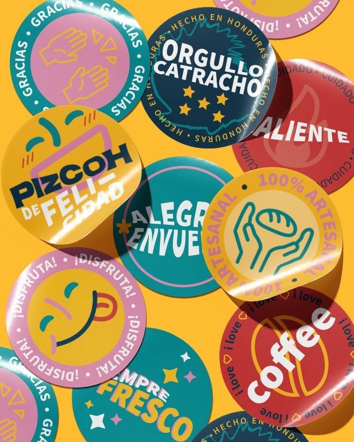 Koleksi pin berwarna-warni dengan berbagai desain dan pesan positif.
