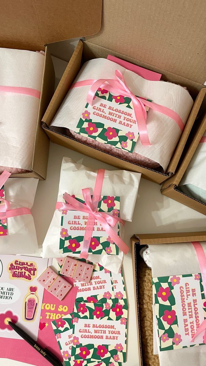 Paket hadiah dengan tema kosmetik dan pesan positif.