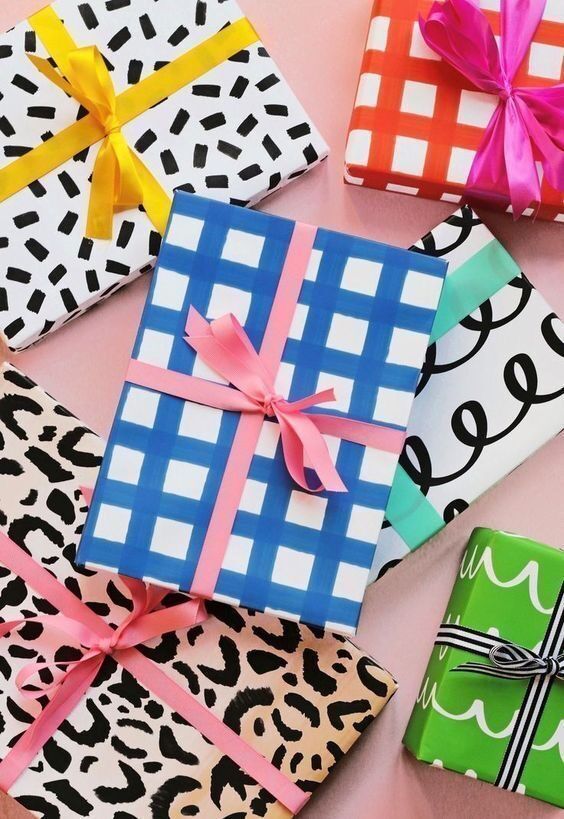 Berbagai paket hadiah dengan kemasan kreatif dan warna-warni, ideal untuk perayaan.