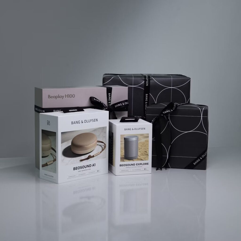 Paket produk audio Bang & Olufsen dalam kotak kemasan elegan yang menunjukkan kesan premium sejak pertama dibuka.
