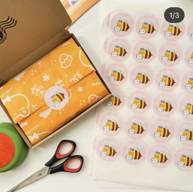 Cetak Stiker Custom untuk Kampanye Digital: Panduan Spesifikasi, QR Code, dan ROI