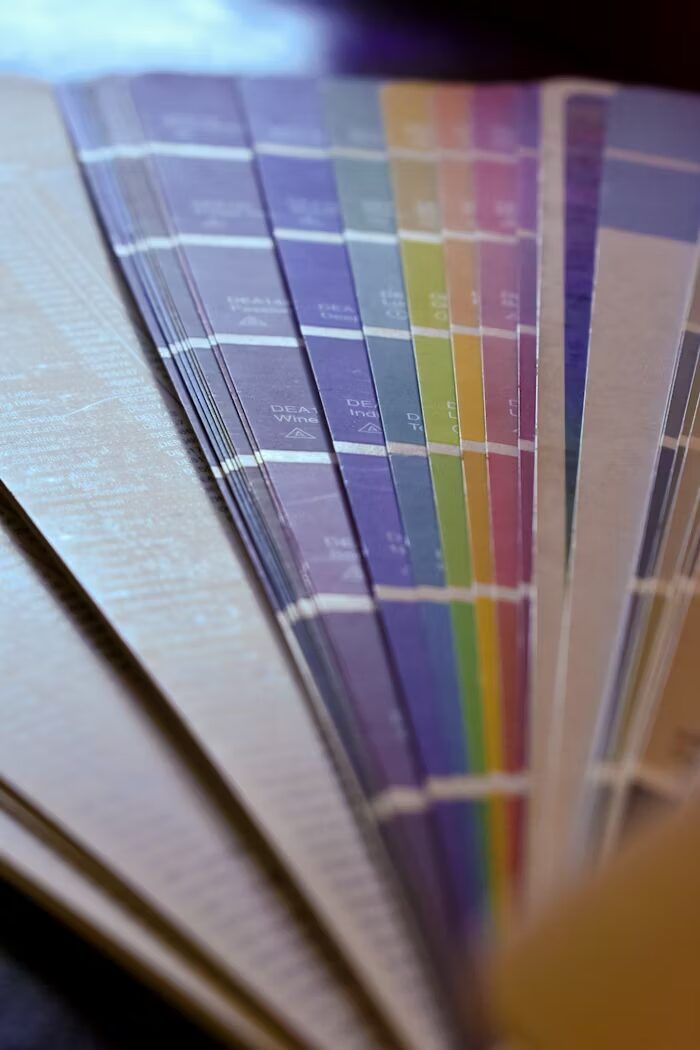 Koleksi warna berwarna-warni dalam buku swatch