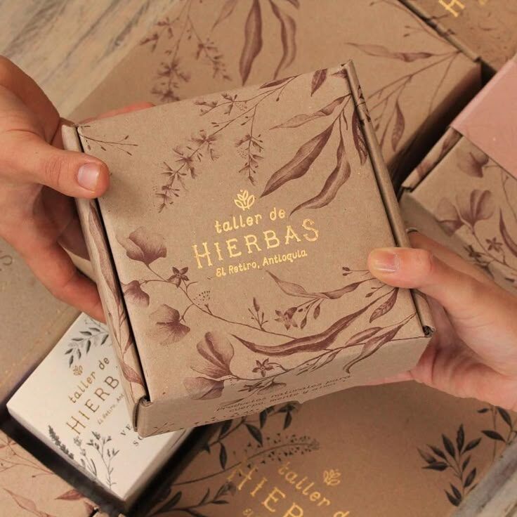 Kemasan kraft dengan desain Hierbas Taller de Hierbas