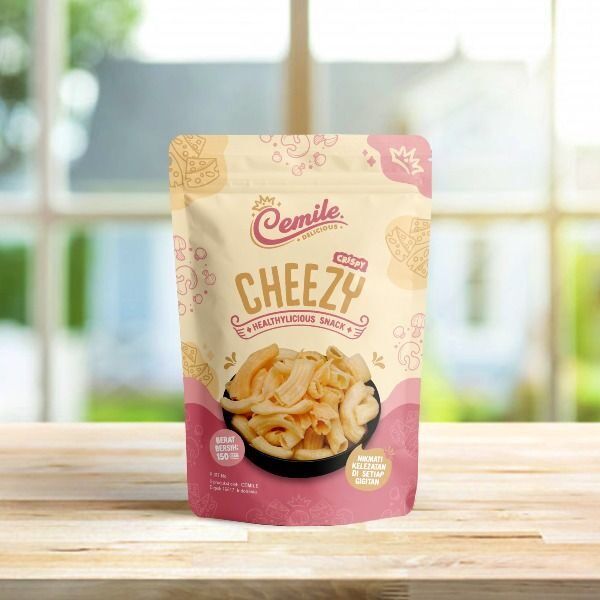 Kemasan Cemile Cheezy Snacks di atas meja kayu