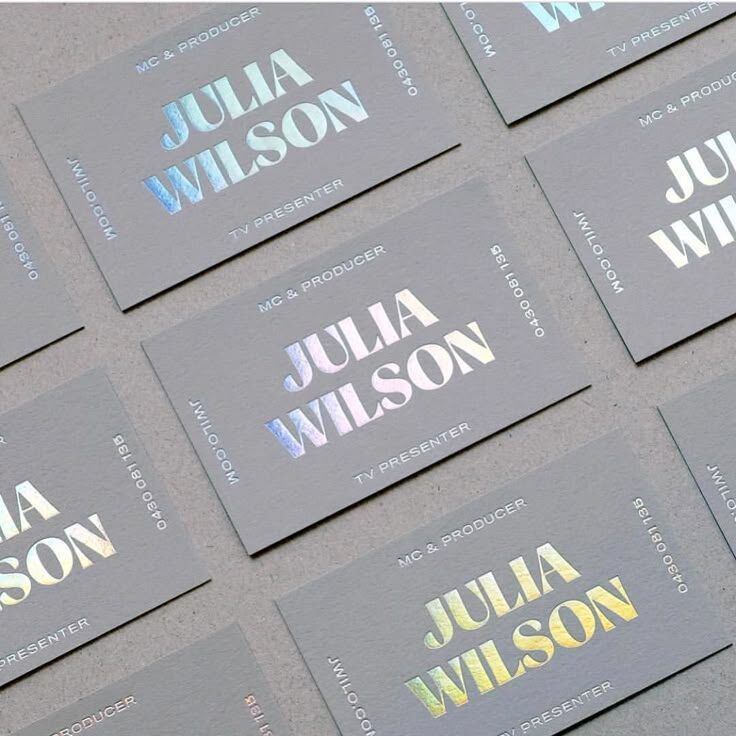Rangkaian kartu nama desain profesional dengan nama Julia Wilson dan judul MC & Producer TV Presenter.