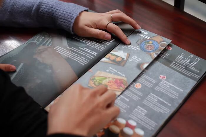 Menu Restoran yang Menjual: Panduan Cetak Menu Restoran Custom yang Terlihat Premium