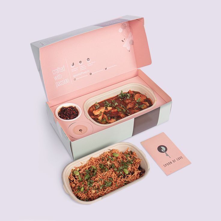 Paket makanan dalam kotak dengan makanan dalam wadah dan kartu 'Spoon of Love'.