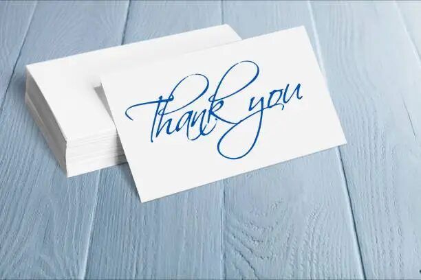 Kartu ucapan terima kasih putih dengan tulisan 'Thank you' dalam gaya caligrafia biru.