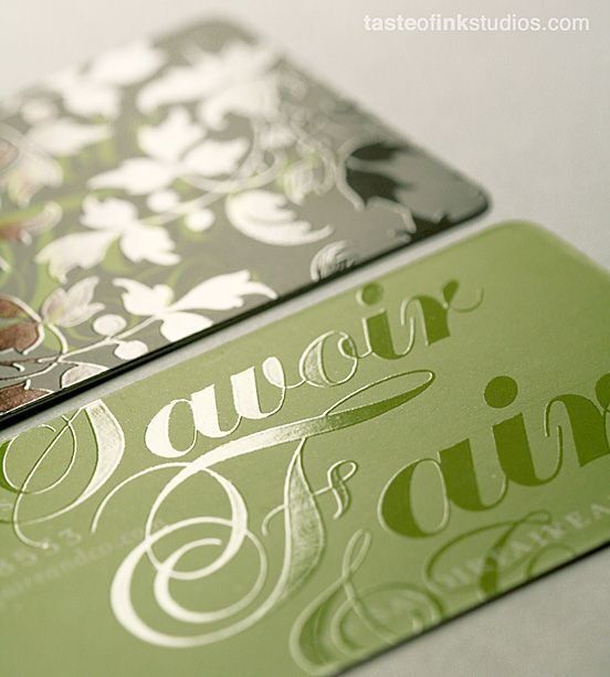 Kartu nama hijau dengan desain elegan dan teks 'Savoir Faire' dalam gaya caligrafis.
