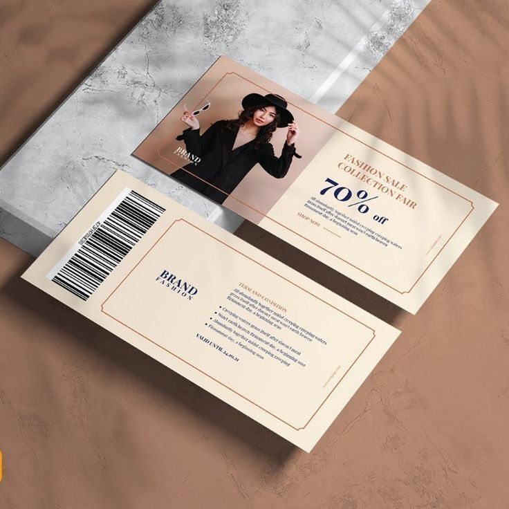 Kupon diskon fashion sale dengan potongan 70% dan foto model elegan.