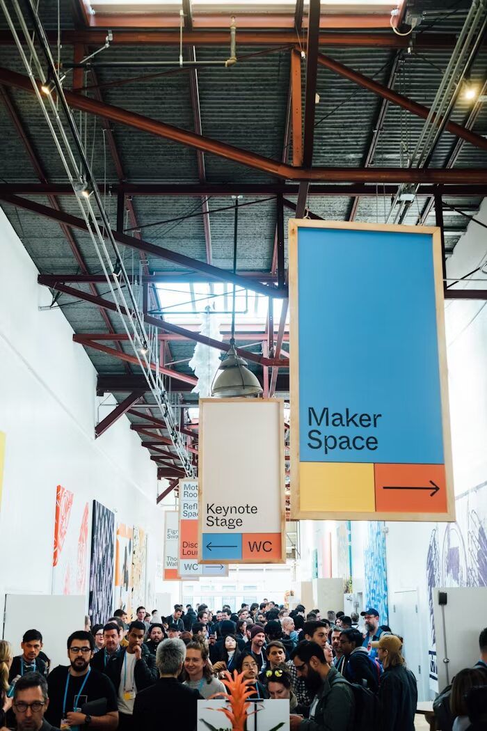 Pengunjung di area Maker Space dan Keynote Stage di acara Uprint.id