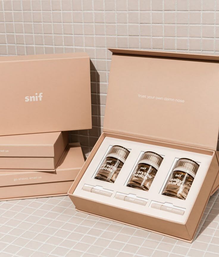 Paket parfum dengan box elegan yang menunjukkan pengalaman unboxing rapi dan premium