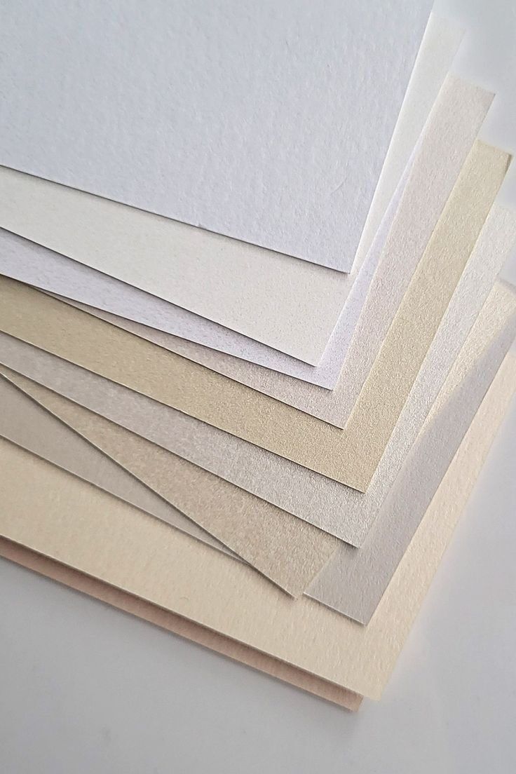 Pilihan kertas berwarna alami dan putih, ideal untuk percetakan.
