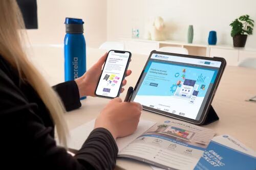 Perempuan menggunakan tablet dan smartphone untuk melihat layanan percetakan online.