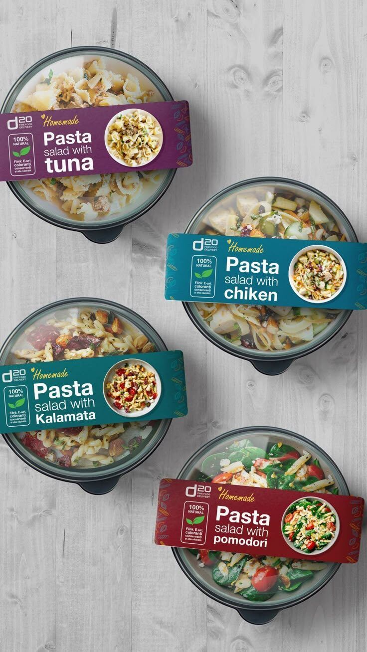 Berbagai varian pasta salad dengan ikan tuna, ayam, kalamata, dan tomat di dalam wadah plastik.