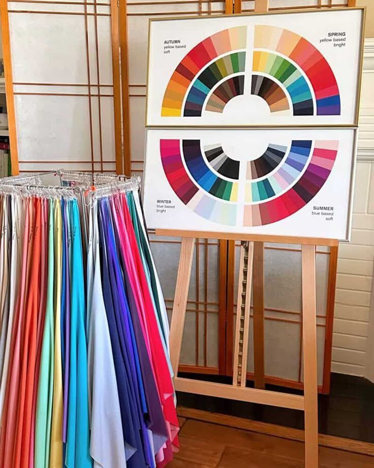 Gambar menampilkan pilihan warna musiman dan koleksi bahan tekstil berwarna cerah.