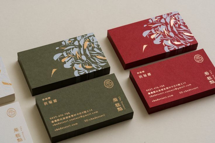 Koleksi kartu nama dengan desain unik dan warna merah marun, ideal untuk bisnis formal.