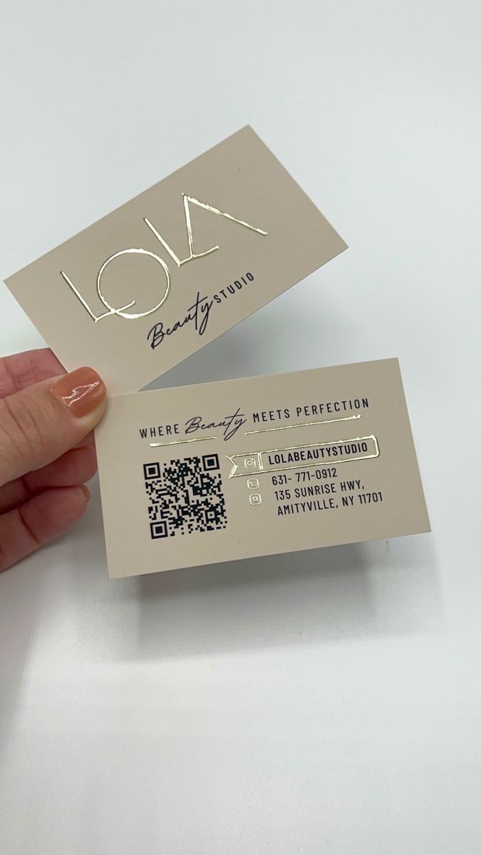 Kartu nama elegan dengan QR Code dan detail kontak untuk Lola Beauty Studio.