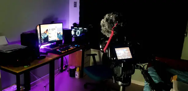 Studio dengan peralatan pemotretan dan editing di malam hari.