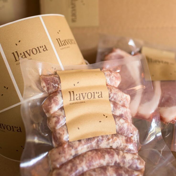 Paket daging segar dalam plastik dengan label Llavora.
