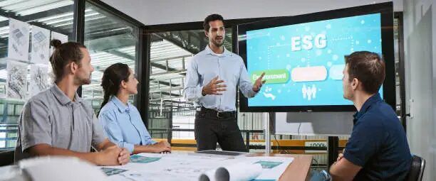 Empat orang sedang mendiskusikan ESG di ruang meeting Uprint.id.