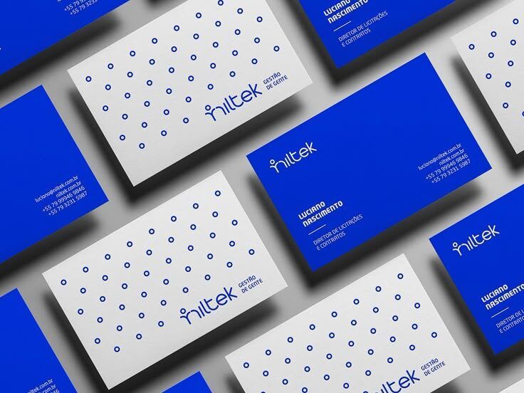 Rangkaian kartu nama dengan desain minimalis biru dan putih, menunjukkan identitas perusahaan Hiltek.