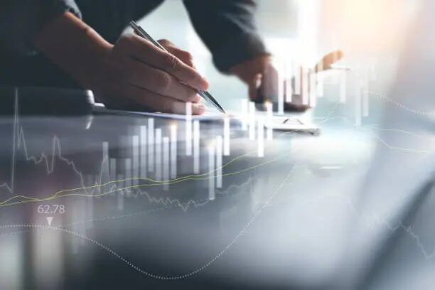 Grafik aset visual di meja rapat, analisis data.