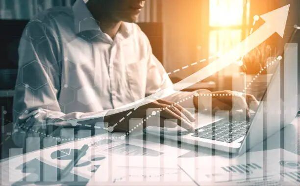 Analisis grafik keuntungan dalam proses percetakan online di Uprint.id.