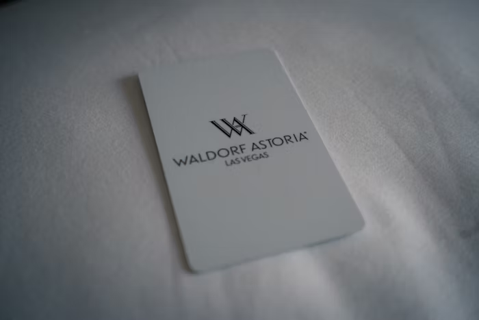Kartu hotel putih dengan logo Waldorf Astoria Las Vegas