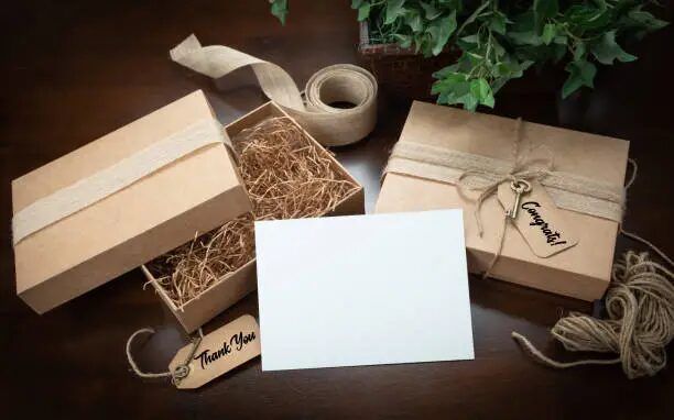 Paket hadiah dengan kotak kayu, label terbuka, dan isian kayu di dalamnya.