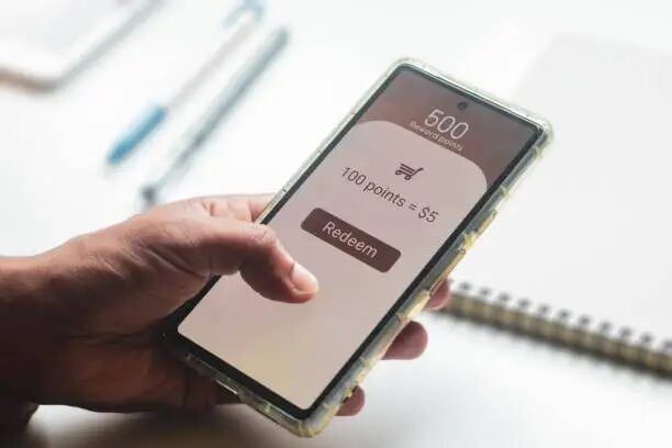 Voucher Cetak Custom Jakarta vs Email Promo: Kapan Sentuhan Fisik Lebih Cepat Membuat Pelanggan Kembali