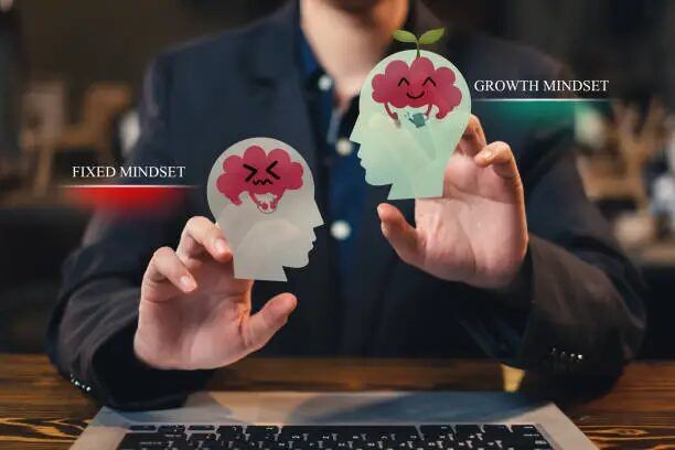 Ilustrasi mindset fix dan growth dengan wajah manusia dan otak