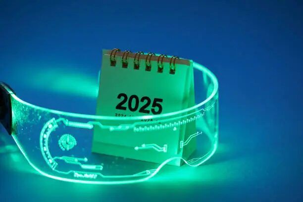 Kacamata augmented reality dengan tampilan kalender 2025 dan elemen grafis futuristik.