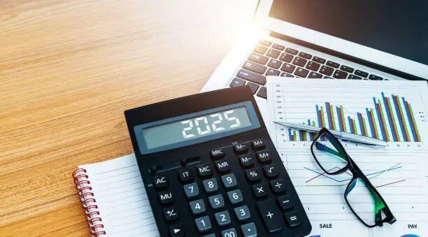 Hitung anggaran tahun 2025 dengan alat hitung dan grafik finansial