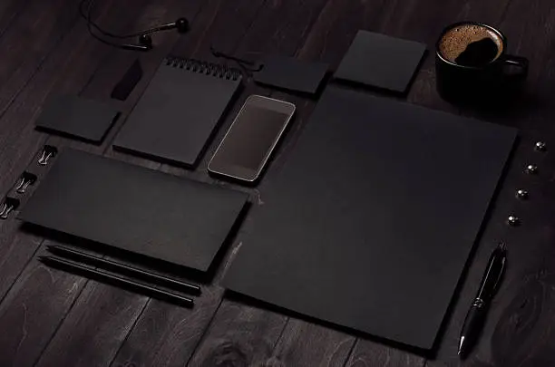 Peralatan percetakan profesional dengan catatan kopi dan pensil.