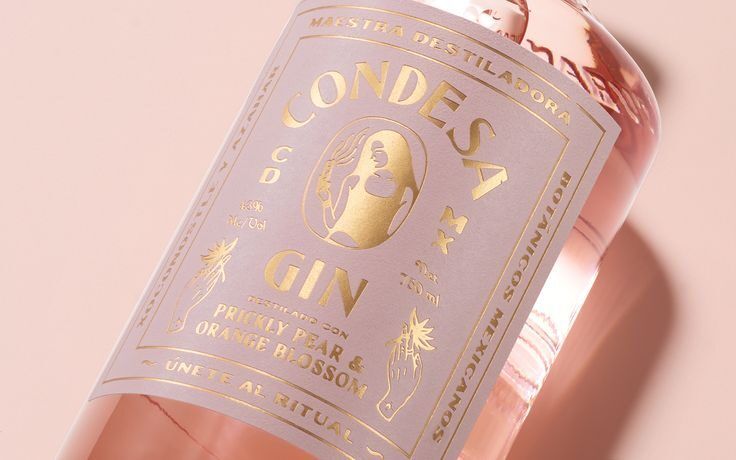 Botol gin premium dengan label elegan dan desain mewah