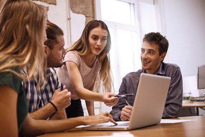 Sesi review desain dan revisi teknis untuk proyek cetak lintas fungsi