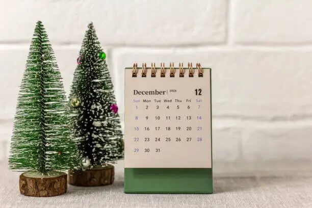 Perabot Natal mini dan kalender bulan Desember dengan tampilan bulan 12.