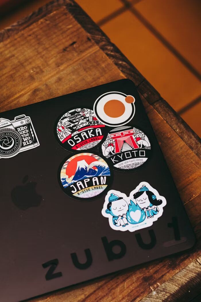 Stiker perjalanan ke Osaka dan Kyoto dengan desain unik di laptop Apple