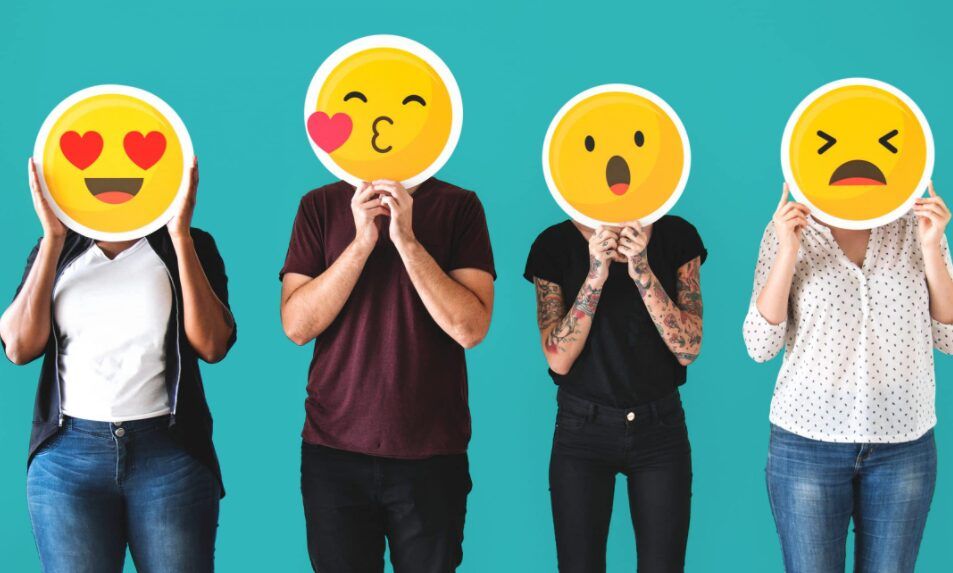 Empat orang menutup wajah mereka dengan emoticon berbeda: cinta, ciuman, terkejut, dan marah.