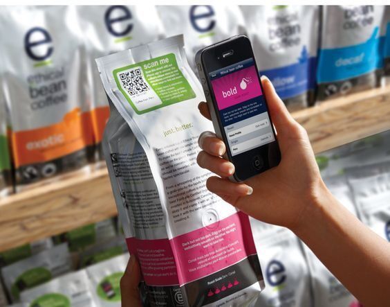 Tangan memegang kemasan Ethical Bean Coffee dengan layar smartphone menampilkan aplikasi 'bold'.