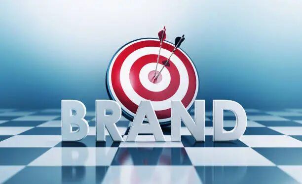 Gambar menunjukkan target dengan panah dan huruf besar 'BRAND' di depannya.