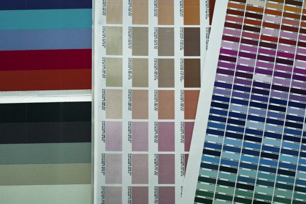 Pilihan warna Pantone dan referensi cetak yang membantu penyesuaian file katalog sebelum masuk produksi.