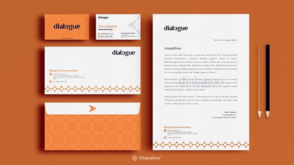 Contoh branding dan desain perusahaan dengan tema oranye dan putih, termasuk kartu nama, surat, dan amplop.