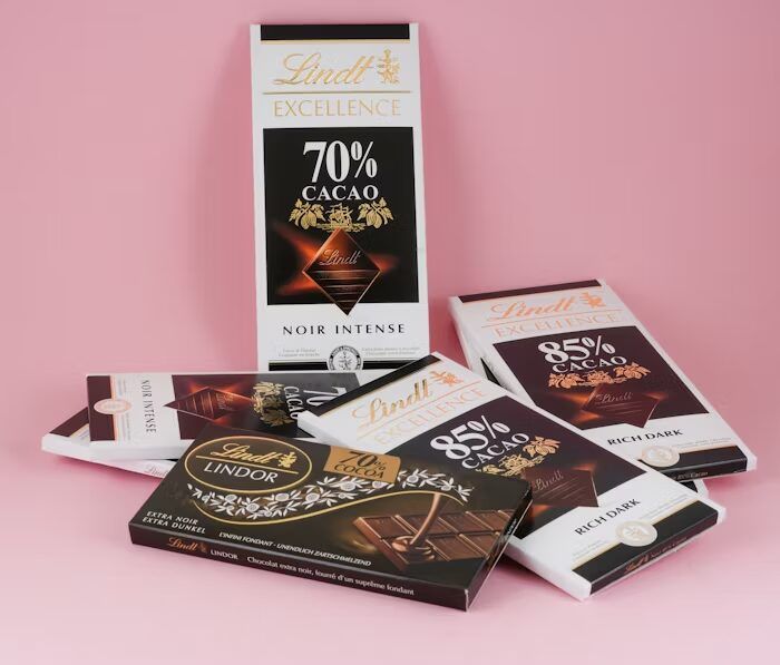 Kemasan premium produk cokelat dengan tampilan elegan yang menggambarkan diferensiasi merek pada fase kedewasaan.